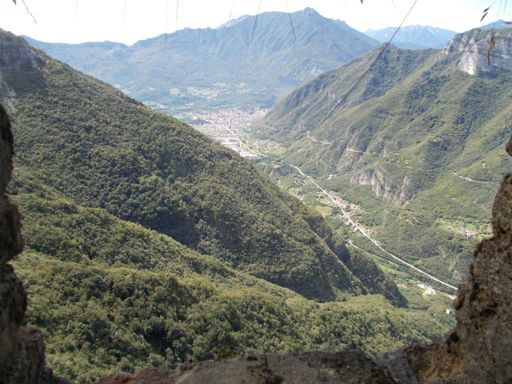 Ausblick auf Arsiero und die Bergstraße am Hang