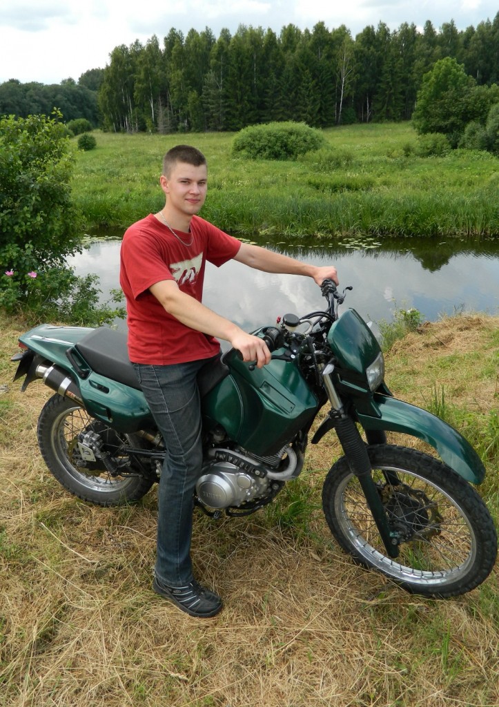 Das ist Tadas mit seinem aktuellen Motorrad, einer XT600